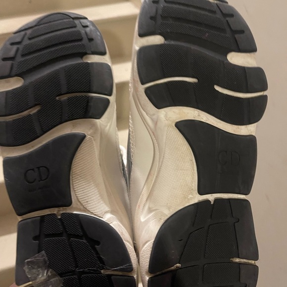 WORN TRYNA GET THEM OFF WILLINGLY TO NEGOTIATE - Picture 3 of 5